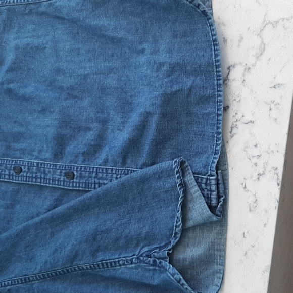 Classic levis denim shirt a wardrobe staple - Picture 6 of 6